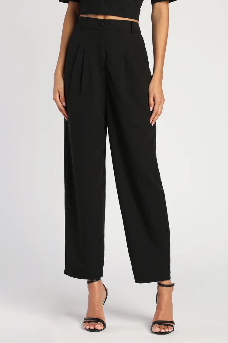 Classic Noir Effortlessly stylish Crop Blazzer & pants